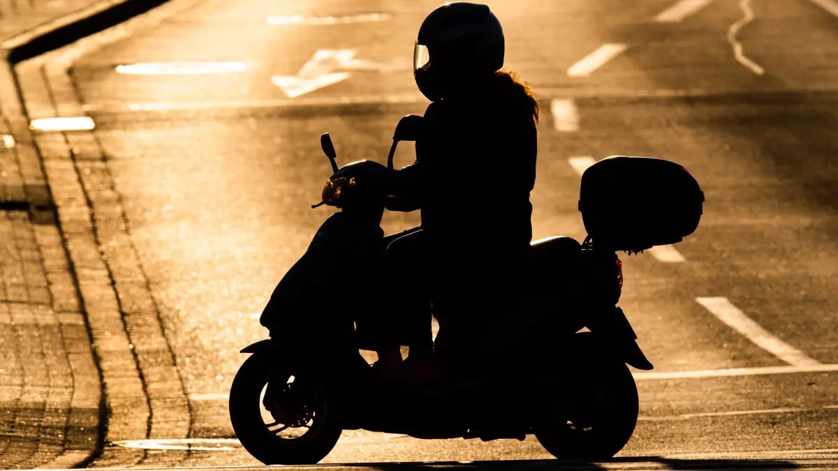 ILLUSTRATION - Idylle und Freiheit auf dem Motorroller? Mag sein, aber auf dem Zweirad kann es auch plötzlich sehr gefährlich werden. (zu dpa: «Roller-Unfall nach Fahrt über gelbe Ampel: Wer haftet?») Foto: Julian Stratenschulte/dpa/dpa-tmn - Honorarfrei nur für Bezieher des dpa-Themendienstes +++ dpa-Themendienst +++