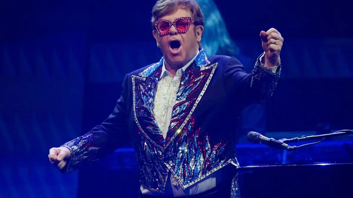 Elton John: ARCHIV - 08.07.2023, Schweden, Stockholm: Pop-Star Elton John beim letzten Konzert seiner Abschiedstournee «Farewell Yellow Brick Road» in der Tele2 Arena in Stockholm. Jetzt begeisterte die Pop- und Rocklegende seine Fans mit einem Konzert in London. (zu dpa: «Elton John feiert 35 Jahre ohne Alkohol») Foto: Yui Mok/PA Wire/dpa +++ dpa-Bildfunk +++