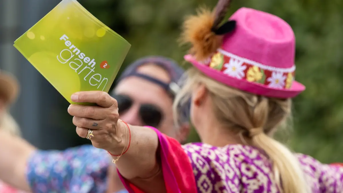 „ZDF-Fernsehgarten“: ARCHIV - 31.07.2022, Rheinland-Pfalz, Mainz: Moderatorin Andrea Kiewel „Kiwi“ hält Moderationskarten in der Hand. (zu dpa: ««Fernsehgarten» fällt aus») Foto: Hannes P Albert/dpa +++ dpa-Bildfunk +++