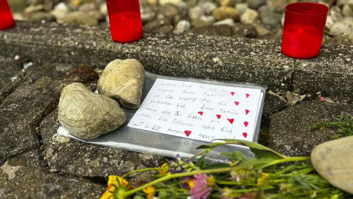 Am Unfallort in Altheim erinnern Blumen, Kerzen und ein Brief an das getötete Mädchen.