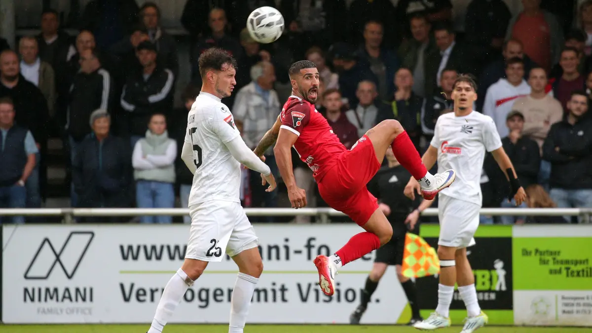 Fussball OL | FC 08 Villingen vs. SSV Reutlingen: Fussball OL | FC 08 Villingen (weiss) vs. SSV Reutlingen (rot) // 2025-08-01 // Foto: Baur //
#9 Konstantinos Markopoulos (SSV Reutlingen 1905)
#25 Fabio Alberico Liserra (FC)