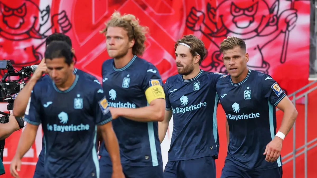 Rot-Weiss Essen - TSV 1860 München: 01.08.2025, Nordrhein-Westfalen, Essen: Fußball: 3. Liga, Rot-Weiss Essen - TSV 1860 München, 1. Spieltag, Stadion an der Hafenstraße. Münchens Spieler jubeln nach dem Tor zum 1:1 durch Münchens Florian Niederlechner (r). Foto: Christoph Reichwein/dpa +++ dpa-Bildfunk +++