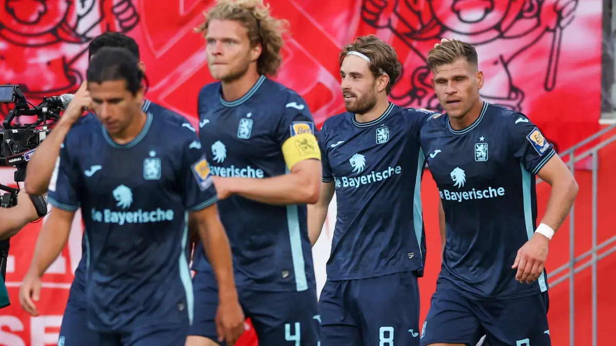 Rot-Weiss Essen - TSV 1860 München: 01.08.2025, Nordrhein-Westfalen, Essen: Fußball: 3. Liga, Rot-Weiss Essen - TSV 1860 München, 1. Spieltag, Stadion an der Hafenstraße. Münchens Spieler jubeln nach dem Tor zum 1:1 durch Münchens Florian Niederlechner (r). Foto: Christoph Reichwein/dpa +++ dpa-Bildfunk +++