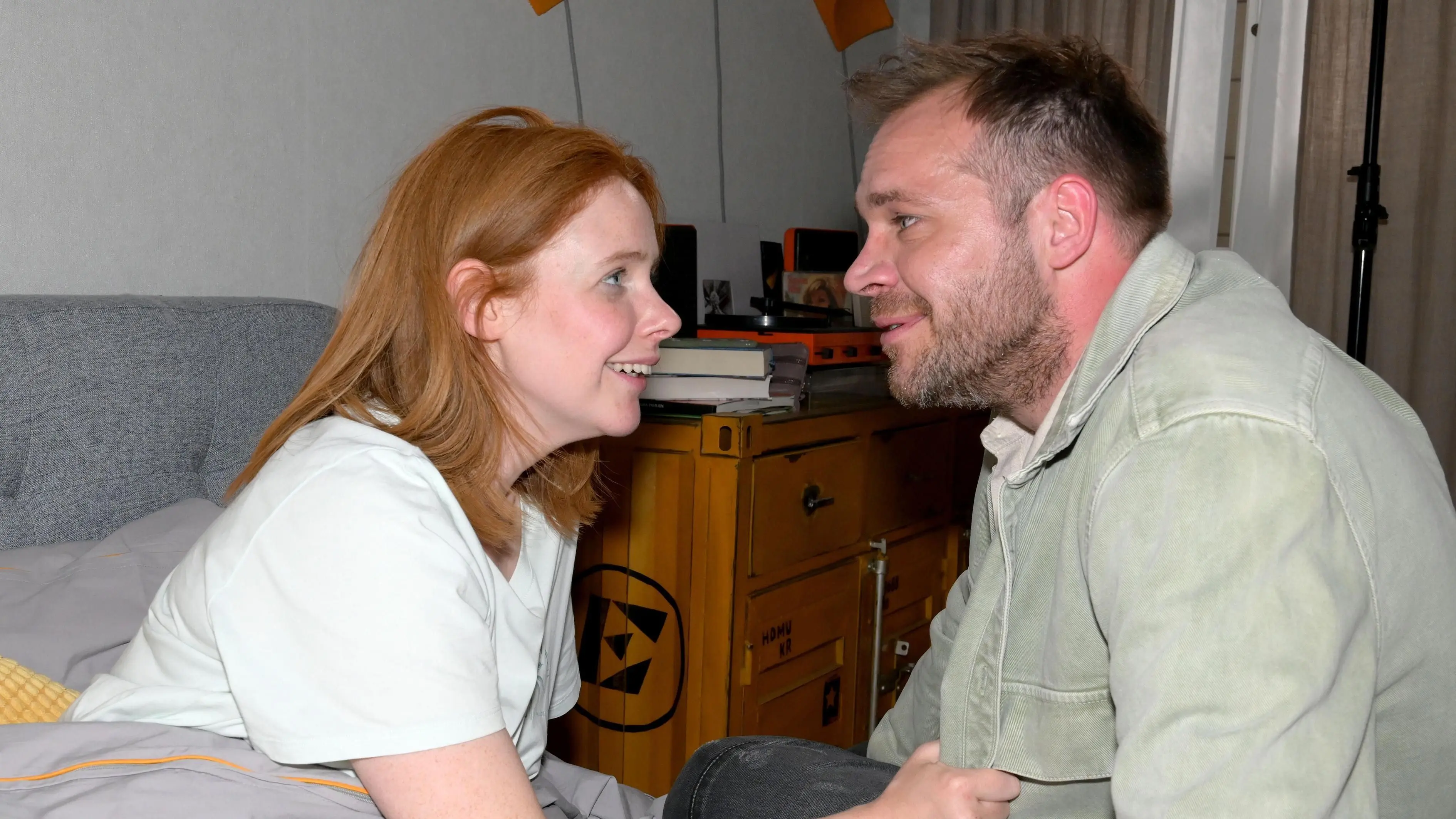 Toni (Olivia Marei) und Erik (Patrick Heinrich) wollen keine Zeit mehr verlieren und haben eine Blitzidee.