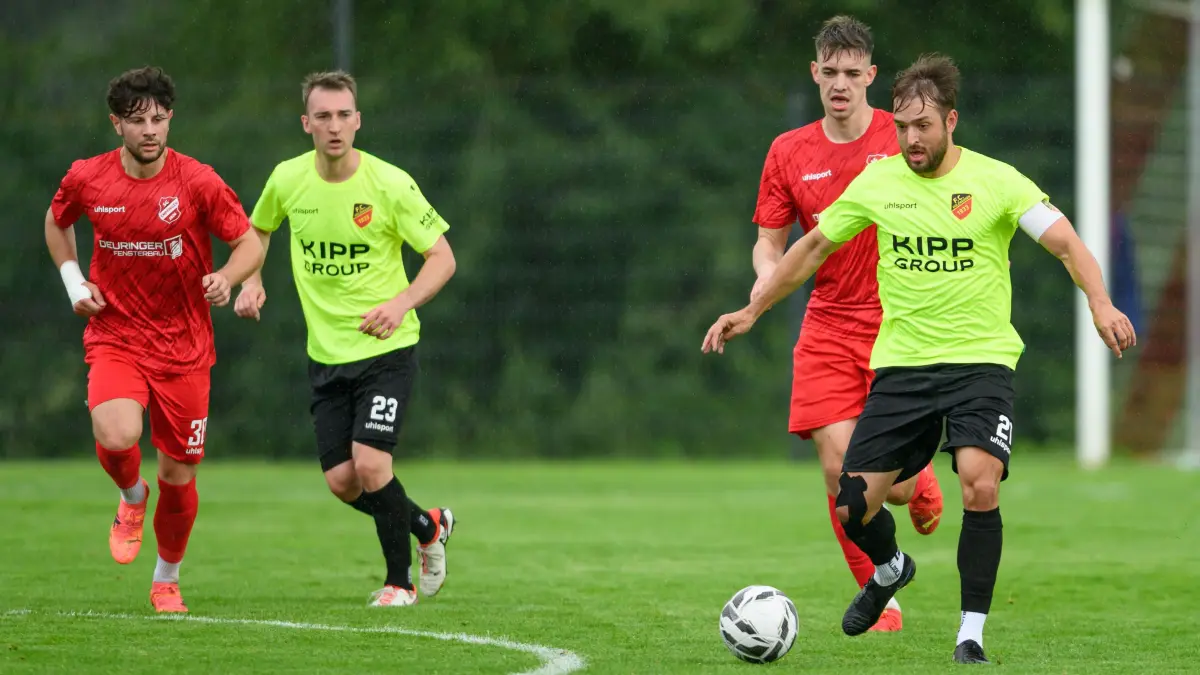 SG Empfingen vs. FC Holzhausen, Fussball, DB Regio WFV Pokal, Runde 2, Saison 2025/2026, 02.08.2025 : Niklas Schaeuffele (FC Holzhausen, #21) treibt das Spiel an,
SG Empfingen vs. FC Holzhausen, Fussball, DB Regio WFV Pokal, Runde 2, Saison 2025/2026, 02.08.2025
Eibner-Pressefoto/Andreas Ulmer
