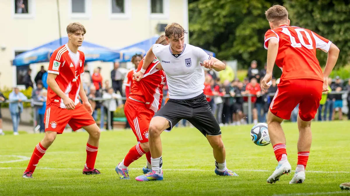 Fußball, U19 des SSV Ulm 1846 Fußball (weiß) startet in die DFB-Nachwuchsliga, Heimspiel gegen den FC Bayern München (rot)