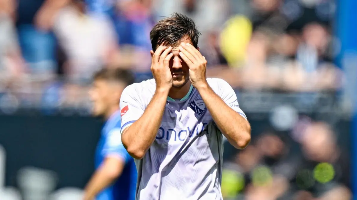 Darmstadt 98 - VfL Bochum: 02.08.2025, Hessen, Darmstadt: Fußball: 2. Bundesliga, Darmstadt 98 - VfL Bochum, 1. Spieltag, Merck-Stadion am Böllenfalltor. Bochums Romario Rösch gestikuliert nach Spielende. Foto: Uwe Anspach/dpa - WICHTIGER HINWEIS: Gemäß den Vorgaben der DFL Deutsche Fußball Liga bzw. des DFB Deutscher Fußball-Bund ist es untersagt, in dem Stadion und/oder vom Spiel angefertigte Fotoaufnahmen in Form von Sequenzbildern und/oder videoähnlichen Fotostrecken zu verwerten bzw. verwerten zu lassen. +++ dpa-Bildfunk +++
