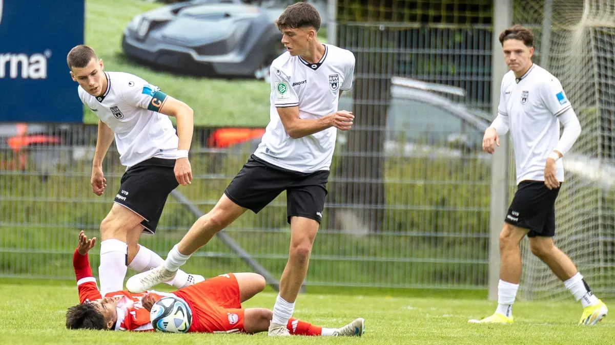 Fußball, U19 des SSV Ulm 1846 Fußball (weiß) startet in die DFB-Nachwuchsliga, Heimspiel gegen den FC Bayern München (rot), im Hintergrund Felix Vater