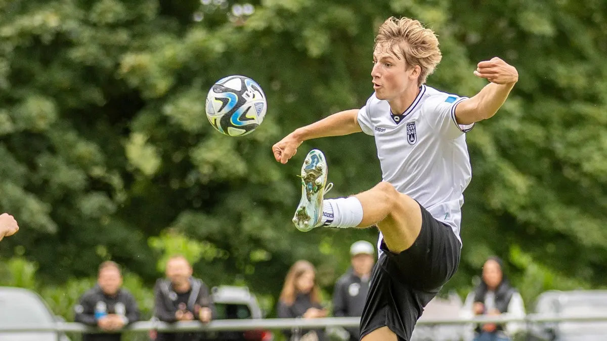 Fußball, U19 des SSV Ulm 1846 Fußball (weiß) startet in die DFB-Nachwuchsliga, Heimspiel gegen den FC Bayern München (rot)