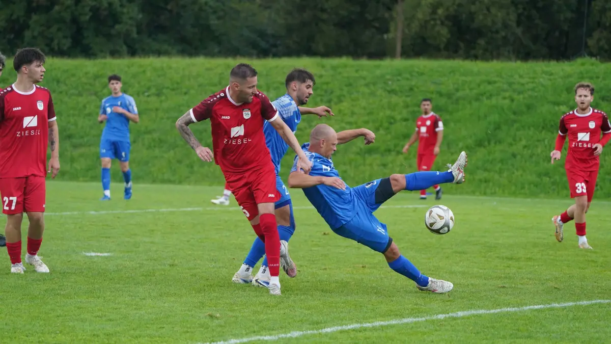 Michael Kranz (rechts) spielt wieder für die Spvgg Satteldorf. Eigentlich hatte der 44-Jährige nach seiner Station beim FC Matzenbach seine Karriere beendet.