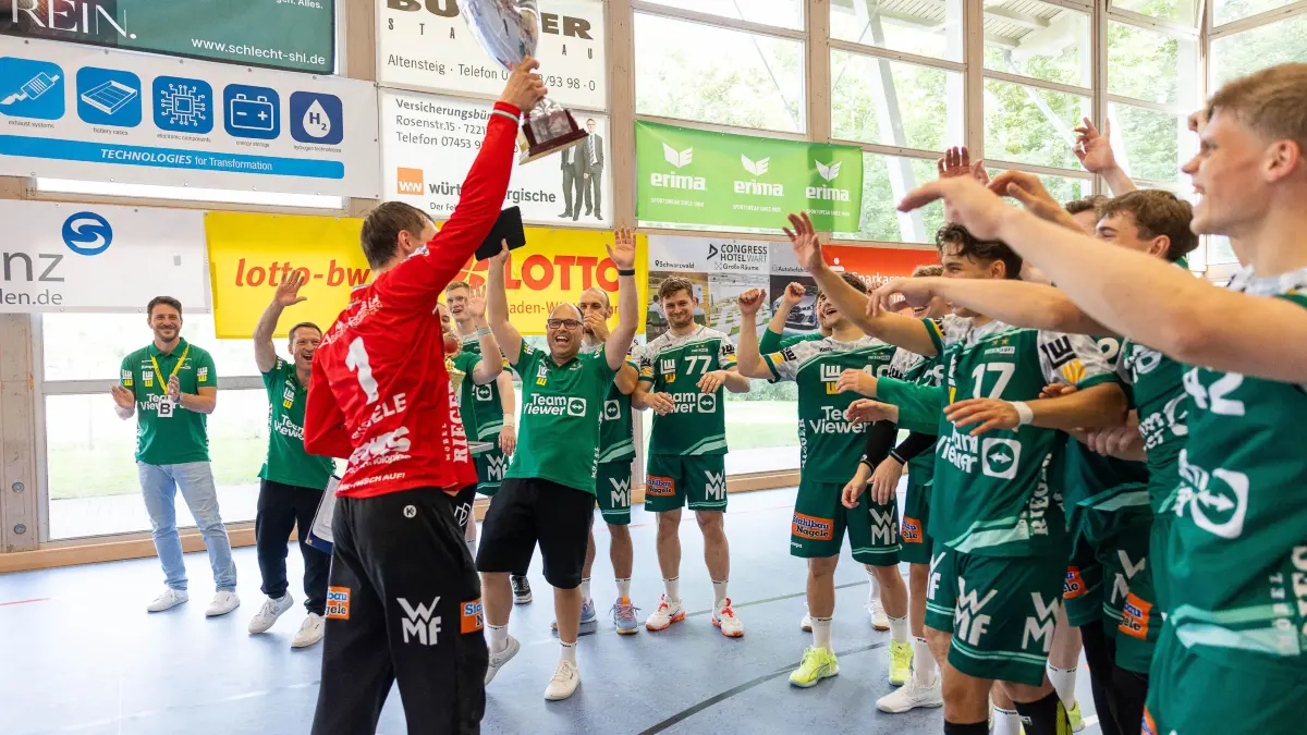 FRISCH AUF! Goeppingen (FAG) vs. TVB 1898 Stuttgart (TVB), Handball, Maenner, S-Cup Altensteig 2025, Finale, Spielzeit 2025/2026, 03.08.2025: Julian BUCHELE (FRISCH AUF! Goeppingen, #01) jubelt mit dem Pokal, FRISCH AUF! ist Turniersieger
FRISCH AUF! Goeppingen (FAG) vs. TVB 1898 Stuttgart (TVB), Handball, Maenner, S-Cup Altensteig 2025, Finale, Spielzeit 2025/2026, 03.08.2025
Foto: Eibner-Pressefoto/Oliver Schmidt