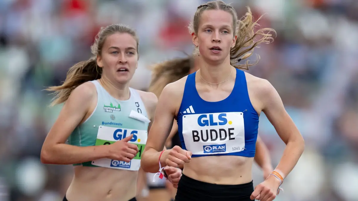 Leichtathletik - Deutsche Meisterschaft: 03.08.2025, Sachsen, Dresden: Leichtathletik: Deutsche Meisterschaft im Heinz-Steyer-Stadion, Frauen, 3000m Hindernislauf, Finale, Adia Budde (r) und Olivia Gürth in Aktion. Budde ist die Deutsche Meisterin über 3000m Hindernislauf. Foto: Sven Hoppe/dpa +++ dpa-Bildfunk +++