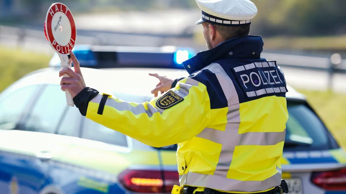 Geschwindigkeitskontrolle: ARCHIV - 24.03.2022, Baden-Württemberg, Mannheim: Ein Polizist hebt an der Bundesstraße 36 bei einer Geschwindigkeitskontrolle eine Polizeikelle. (zu dpa: «Blitzermarathon: Was Autofahrer im Südwesten wissen müssen») Foto: Uwe Anspach/dpa +++ dpa-Bildfunk +++