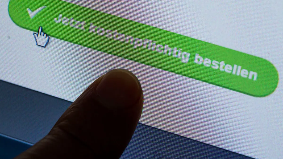 Einkaufen im Internet: ARCHIV - 04.11.2015, Mecklenburg-Vorpommern, Schwerin: ARCHIV - ILLUSTRATION - Der Button zur Bestätigung eines Einkaufs in einem Online-Shop im Internet auf einem Computermonitor. (zu dpa: «Mehr Beschwerden zu Online-Dienstleistungen») Foto: Jens Büttner/dpa +++ dpa-Bildfunk +++
