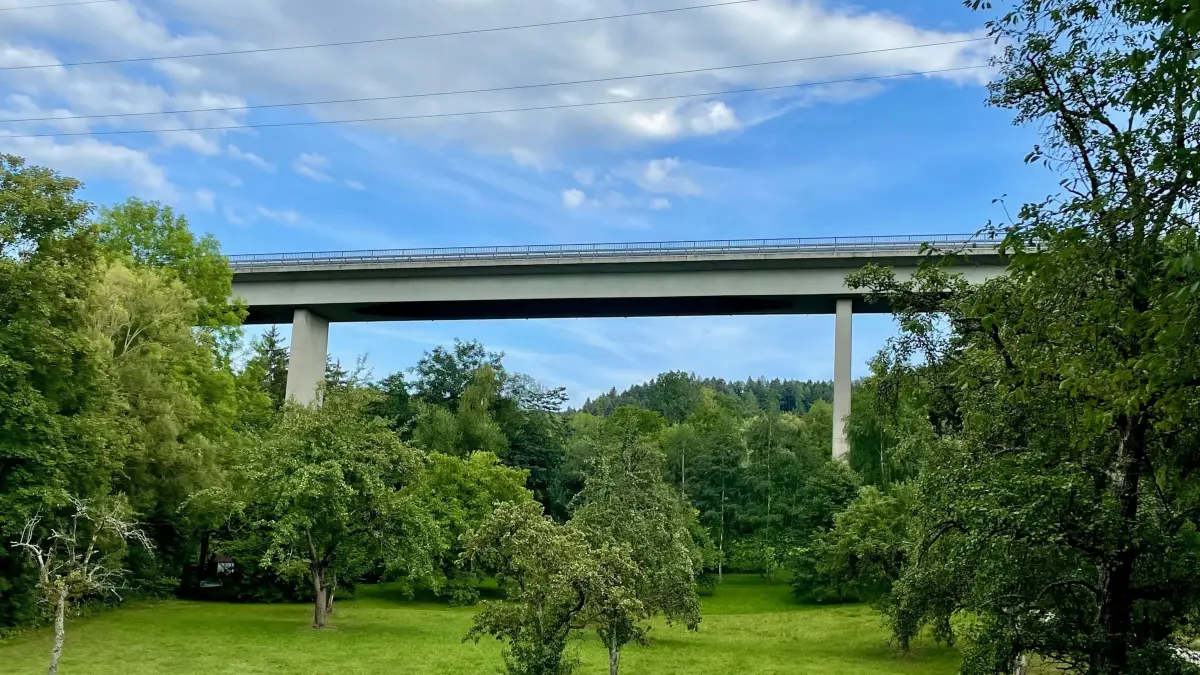 Die Eyachbrücke an der B 463 sollte mindestens saniert und potenziell auch abgerissen werden. Besonders problematisch: Niemand weiß, wie marode sie im Innern ist.