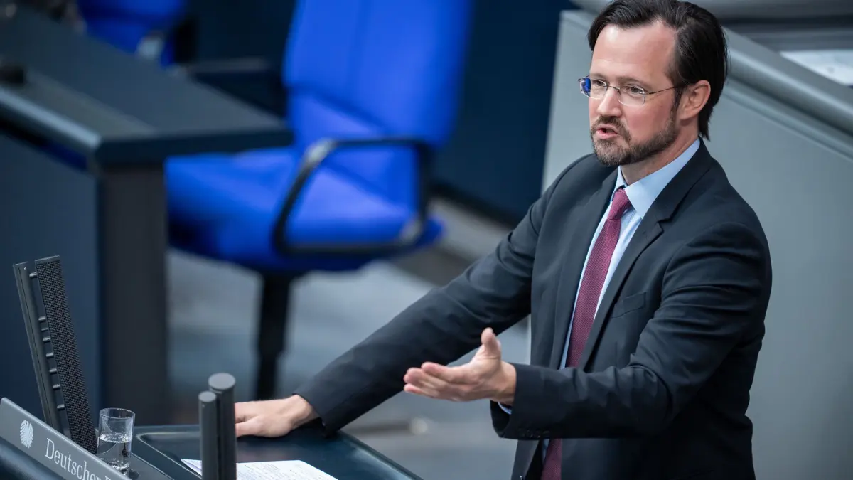 SPD-Fraktionsgeschäftsführer Wiese: ARCHIV - 11.04.2024, Berlin: Dirk Wiese (SPD) spricht im Plenarsaal im Bundestag. (zu dpa: «Bürgergeld: SPD widerspricht Söder-Vorschlag zu Ukrainern») Foto: Michael Kappeler/dpa +++ dpa-Bildfunk +++