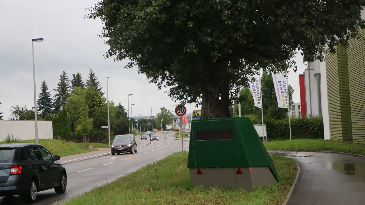 Kaum noch zu erkennen ist der olivgrüne Blitzer für vorbeifahrende Autos.