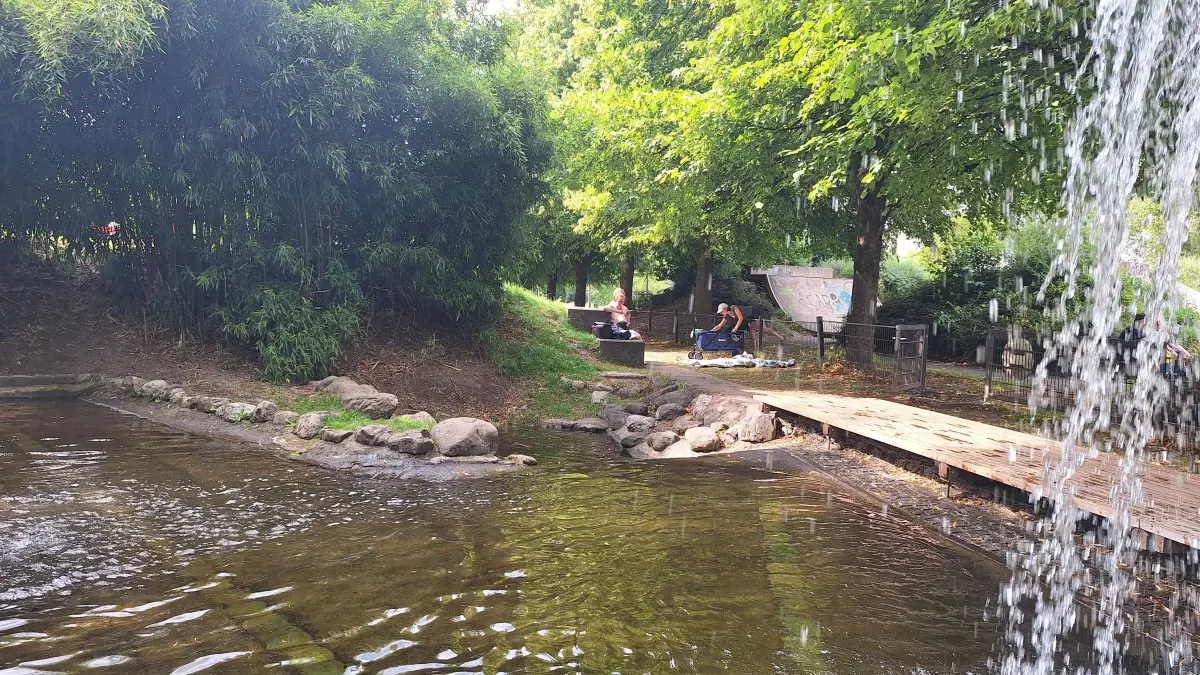 Wasserfall im Stadtpark "Neue Welt" in Memmingen.