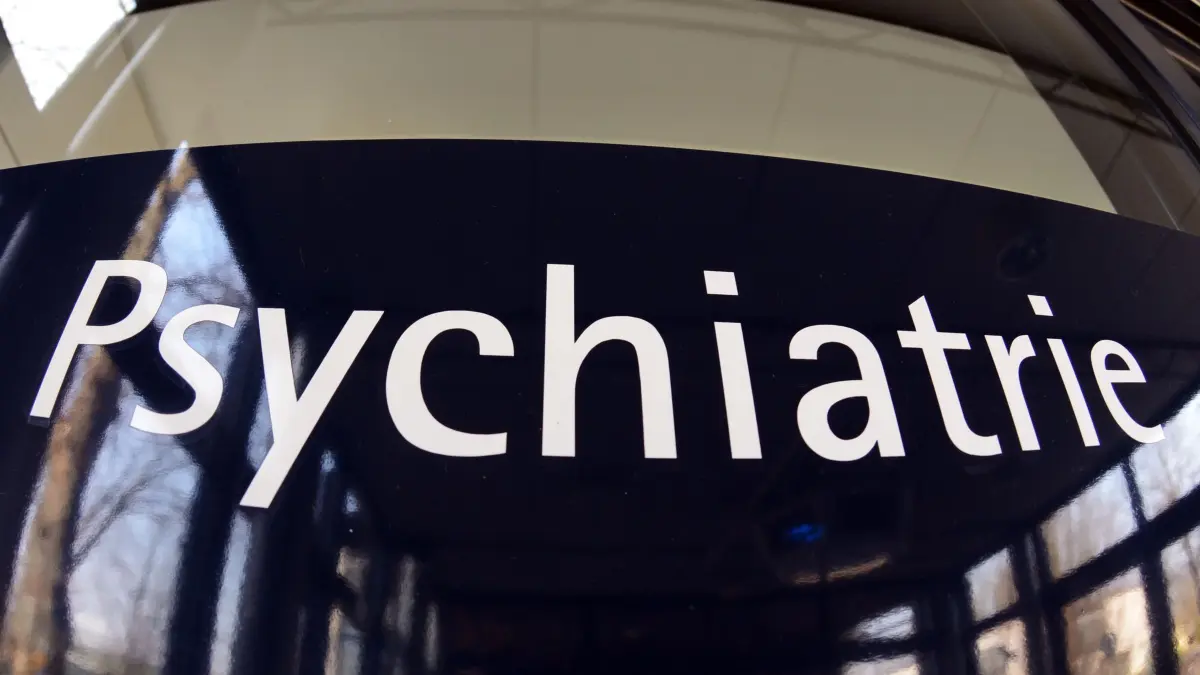 Psychiatrie: ARCHIV - 01.03.2011, Bayern, Regensburg: Ein Schild mit der Aufschrift "Psychiatrie" an einem Gebäude. (zu dpa: «Streit um Meldepflicht für psychisch Kranke») Foto: Armin Weigel/dpa +++ dpa-Bildfunk +++