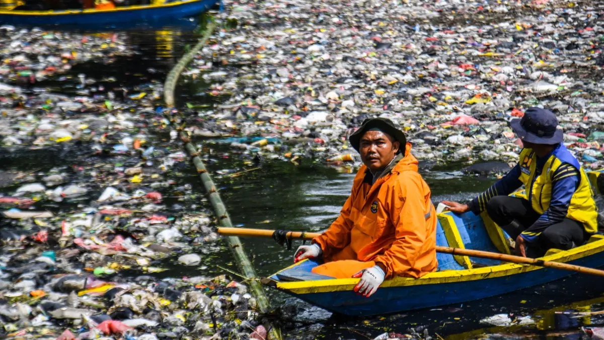 Verhandlungen über globalen Vertrag gegen Plastikverschmutzung: ARCHIV - 27.01.2025, Indonesien, Regentschaft Bandung: Beamte transportieren mit Holzbooten den im Fluss Citarum Lama angeschwemmten Müll in Cicukang, Margaasih, Regentschaft Bandung, West-Java. Nach Angaben von Mitarbeitern des Citarum River Basin Center (BBWS) sammelt sich der Müll auf einer Länge von 800 Metern, einer Flussbreite von 12 Metern und einer Höhe von zwei Metern mit einem Durchschnittsgewicht von 19 Tonnen seit Anfang Januar 2025 auf und wird regelmäßig von Beamten mit schwerem Gerät und Holzbooten transportiert. (zu dpa: «Letzte Chance: Verhandlungen über UN-Plastik-Abkommen») Foto: Dimas Rachmatsyah/ZUMA Press Wire/dpa +++ dpa-Bildfunk +++