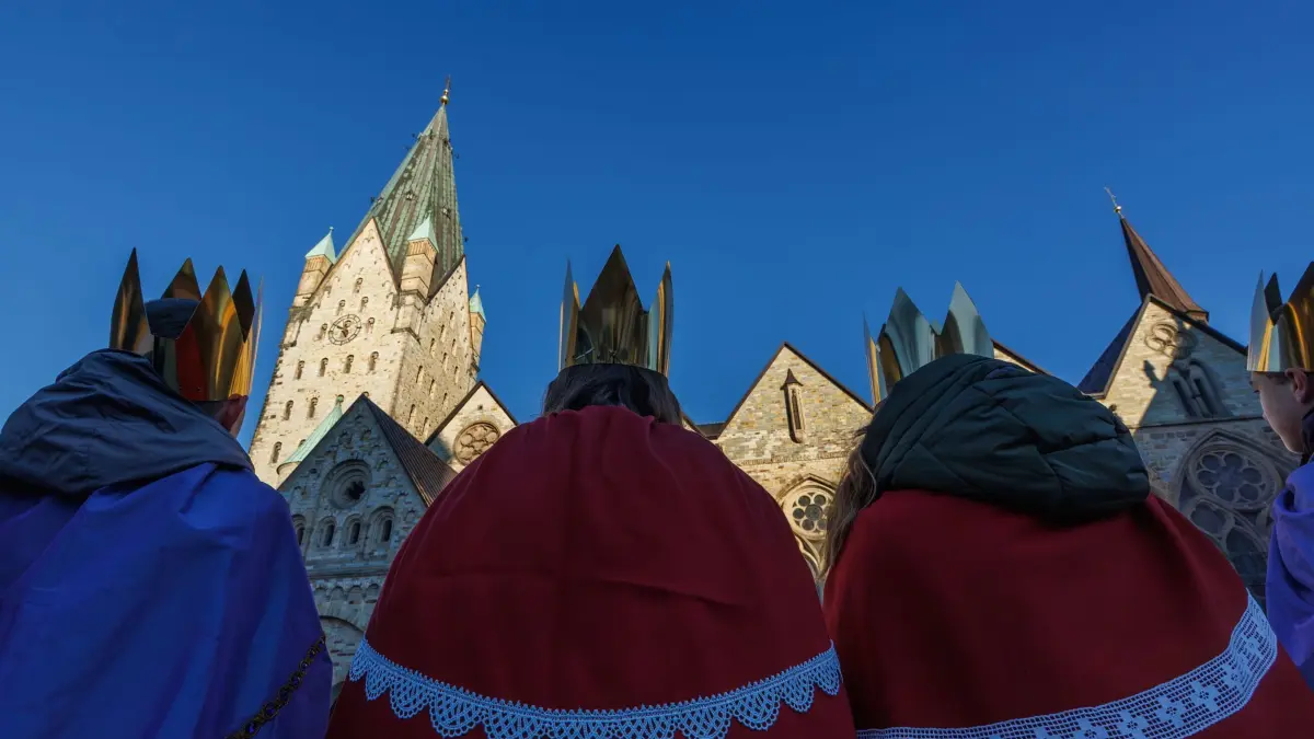 Sternsinger-Aktion 2025 bringt über 48 Millionen Euro ein: ARCHIV - 28.12.2024, Nordrhein-Westfalen, Paderborn: Sternsinger stehen vor dem Hohen Dom zu Paderborn. Die Sternsinger haben bei ihrer 67. Aktion Dreikönigssingen am Jahresbeginn rund 48,1 Millionen Euro gesammelt. (zu dpa: «Sternsinger-Aktion 2025 bringt über 48 Millionen Euro ein») Foto: Friso Gentsch/dpa +++ dpa-Bildfunk +++
