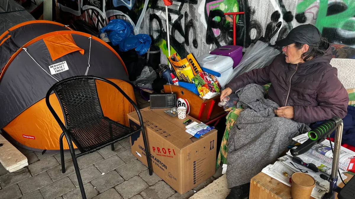 obdachlose Andrea (6. August), keine Räumung unter der Eisenbahnbrücke