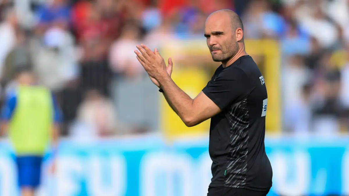 TSG Balingen vs. Al Hilal SFC, Fussball, Testspiel, Saison 2025/2026, 06.08.2025: Daniel Gueney, TSG Balingen, Co Trainer, TSG Balingen vs. Al Hilal SFC, Fussball, Testspiel, Saison 2025/2026, 06.08.2025 Eibner-Pressefoto/Andreas Ulmer TSG Balingen vs. Al Hilal SFC, Fussball, Testspiel, Saison 2025/2026, 06.08.2025 Balingen *** Daniel Gueney, TSG Balingen, Co Coach , TSG Balingen vs Al Hilal SFC, Soccer, Test match, Season 2025 2026, 06 08 2025 Eibner Pressefoto Andreas Ulmer TSG Balingen vs Al Hilal SFC, Soccer, Test match, Season 2025 2026, 06 08 2025 Balingen Copyright: xEibner-Pressefoto/AndreasxUlmerx EP_AUR