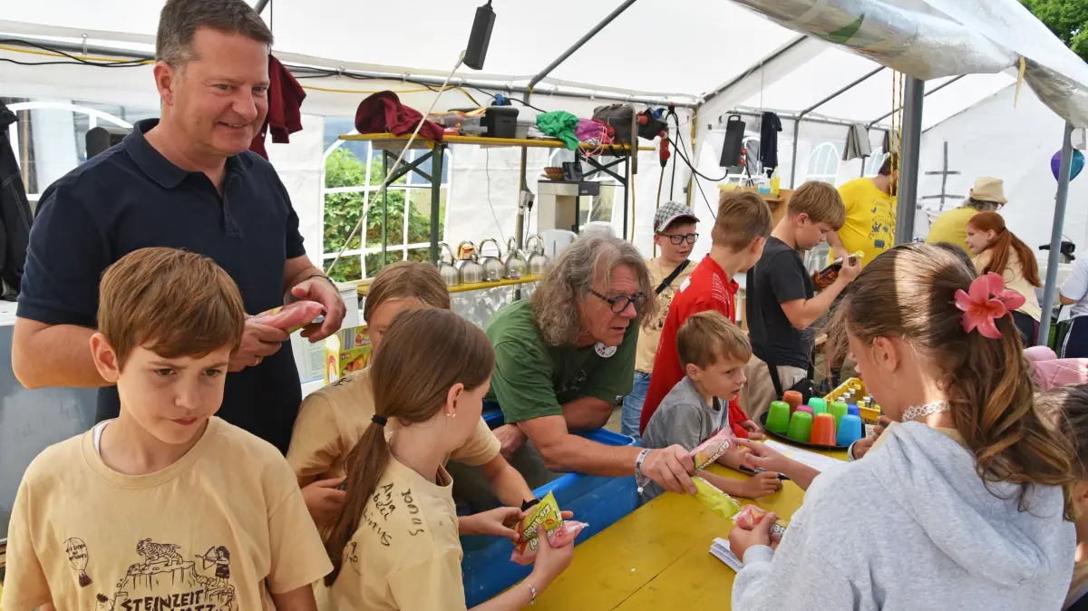 Der Bürgermeister spendierte am Mittwoch Eis für alle lecker!