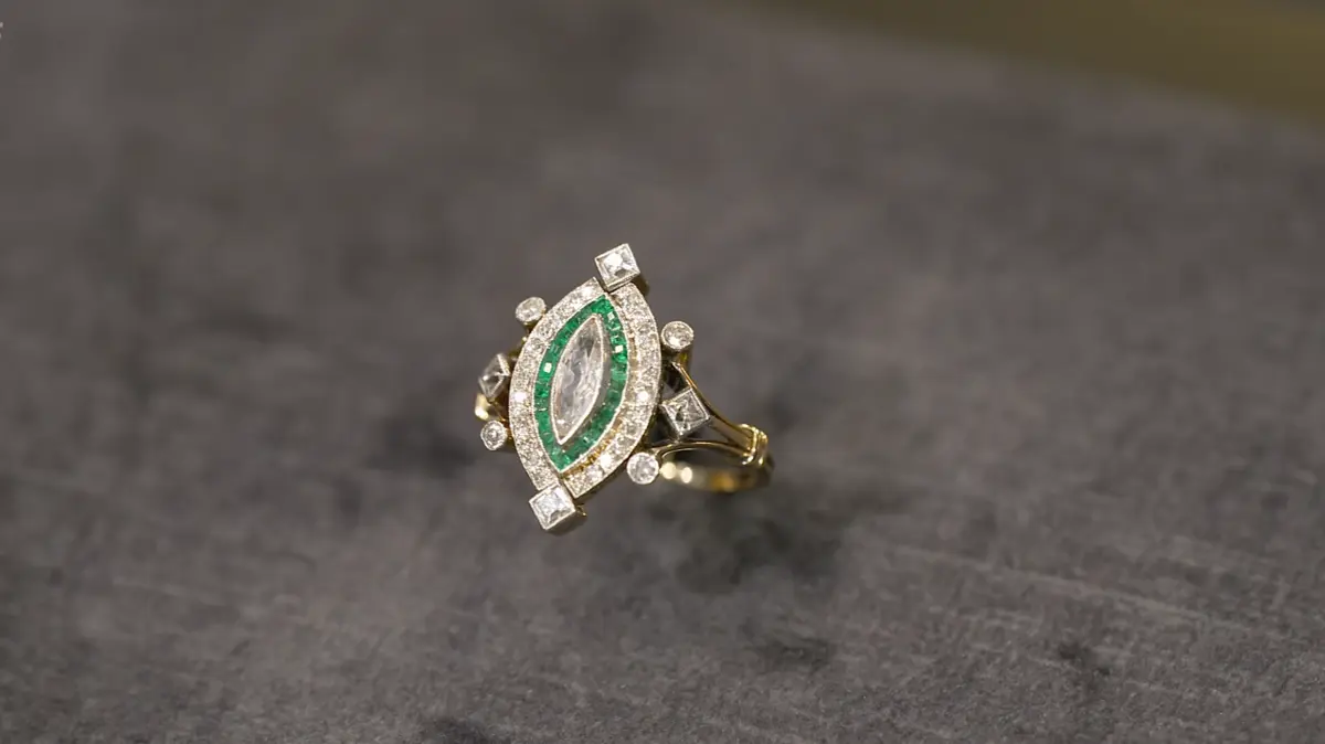 Ring mit Diamanten und Smaragden (ca. 1915–1920)