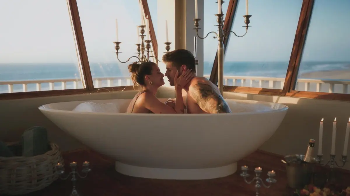 Lena und Martin verbringen ein romantisches Date. Doch bei der Entscheidung macht sie ihm eine unschöne Ankündigung.