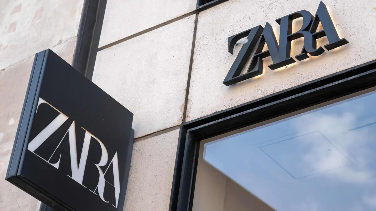A logo is pictured above the entrance to a Zara clothes store in central London on August 6, 2025. Britain's advertising regulator on Wednesday banned two adverts by Spanish clothing group Zara for featuring models that appeared "unhealthily thin", calling the images "irresponsible". The Advertising Standards Authority (ASA) said it took action after it received a complaint about the ads, which were listed on Zara's website in May. (Photo by Niklas HALLE'N / AFP)