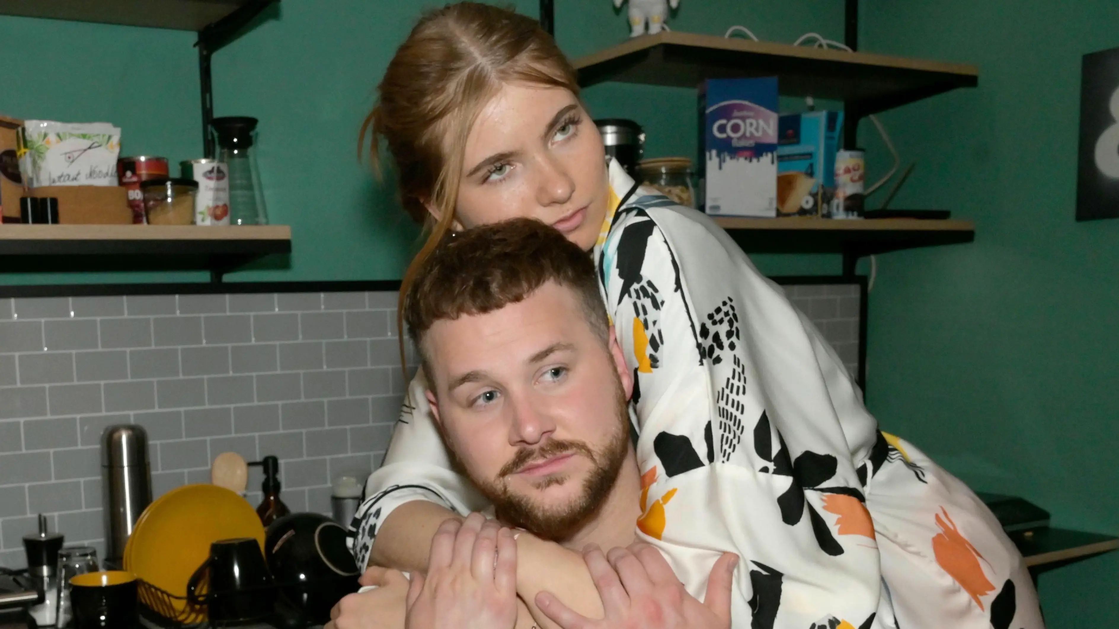 Johanna (Charlott Reschke) ist froh, Jonas (Felix van Deventer) an ihrer Seite zu haben.