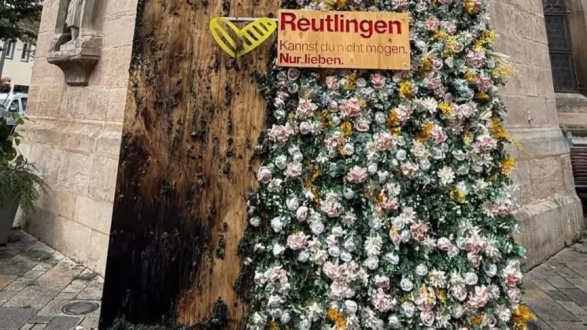 Die halb zerstörte Fotowand am Nikolaiplatz – eines der sichtbarsten Opfer der Brandserie, die Reutlingens Innenstadt seit Mitte Juli erschüttert. Am frühen Morgen des 21. Juli stand sie in Flammen. Die Ermittlungen wegen mutmaßlicher Brandstiftung dauern an.