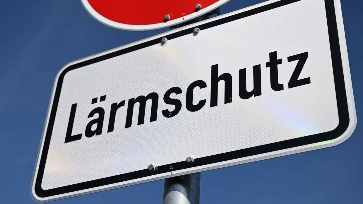 Lärmschutz Tempo 30 Verkehrsschild: ARCHIV - 08.04.2025, Baden-Württemberg, Ofterdingen: Ein Verkehrschild für eine Tempo 30 Zone wegen Lärmschutz steht an einer stark befahrenen Straße. (zu dpa: «Woher kommt welcher Krach?») Foto: Bernd Weißbrod/dpa +++ dpa-Bildfunk +++
