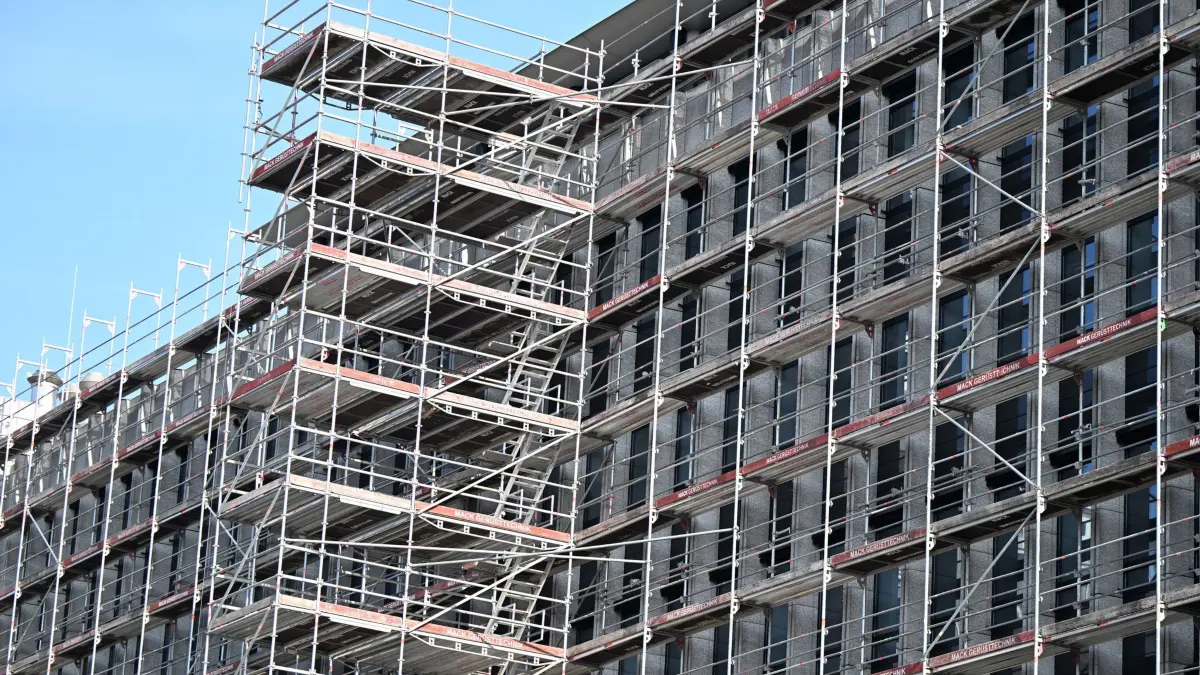 Bauwirtschaft: ILLUSTRATION - 29.02.2024, Baden-Württemberg, Stuttgart: Ein Gerüst steht auf einer Baustelle an einem Rohbau eines Bürogebäudes. (zu dpa: «Bauzulieferer VBH Deutschland wird abgewickelt») Foto: Bernd Weißbrod/dpa +++ dpa-Bildfunk +++
