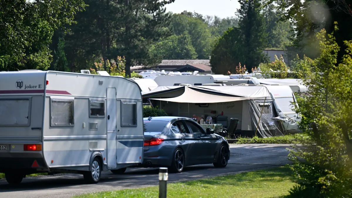 Campingplätze: PRODUKTION - 27.07.2024, Bayern, Bad Feilnbach: Wohnmobile und Wohnwagen stehen auf einem Campingplatz in Oberbayern. (zu dpa: «Leichtes Plus bei den Gästeankünften im ersten Halbjahr») Foto: Uwe Lein/dpa +++ dpa-Bildfunk +++