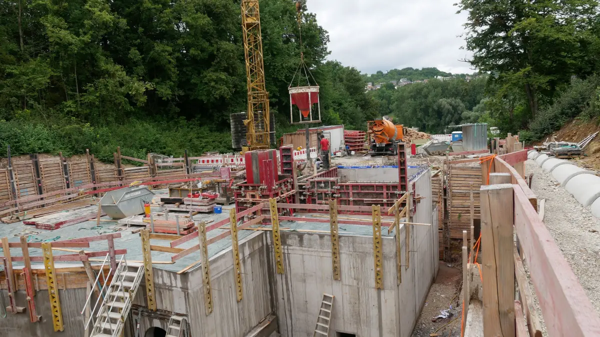 So sieht die Pliezhäuser Straße im Moment aus - von Fahrbahn nichts zu sehen, weil dort gerade ein Regenüberlaufbecken entsteht.