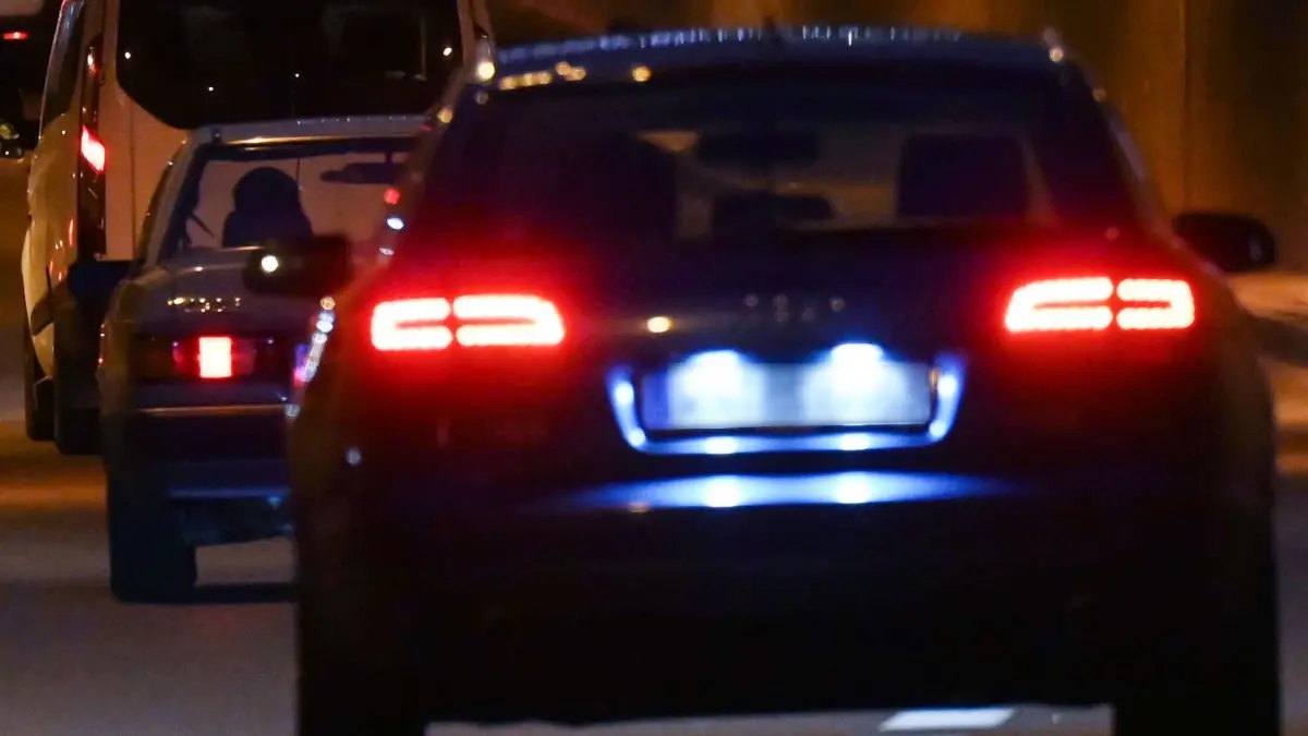 Autos bremsen ab: ARCHIV - Unübersichtliche Situation, Spurwechsel und Abbremsen: Hat immer der Auffahrende nach einem Unfall Schuld? (zu dpa: «Urteil zu Auffahrunfall: Vordermann kann Mitschuld tragen») Foto: Marijan Murat/dpa/dpa-mag - Honorarfrei nur für Bezieher des Dienstes dpa-Magazin +++ dpa-Magazin +++