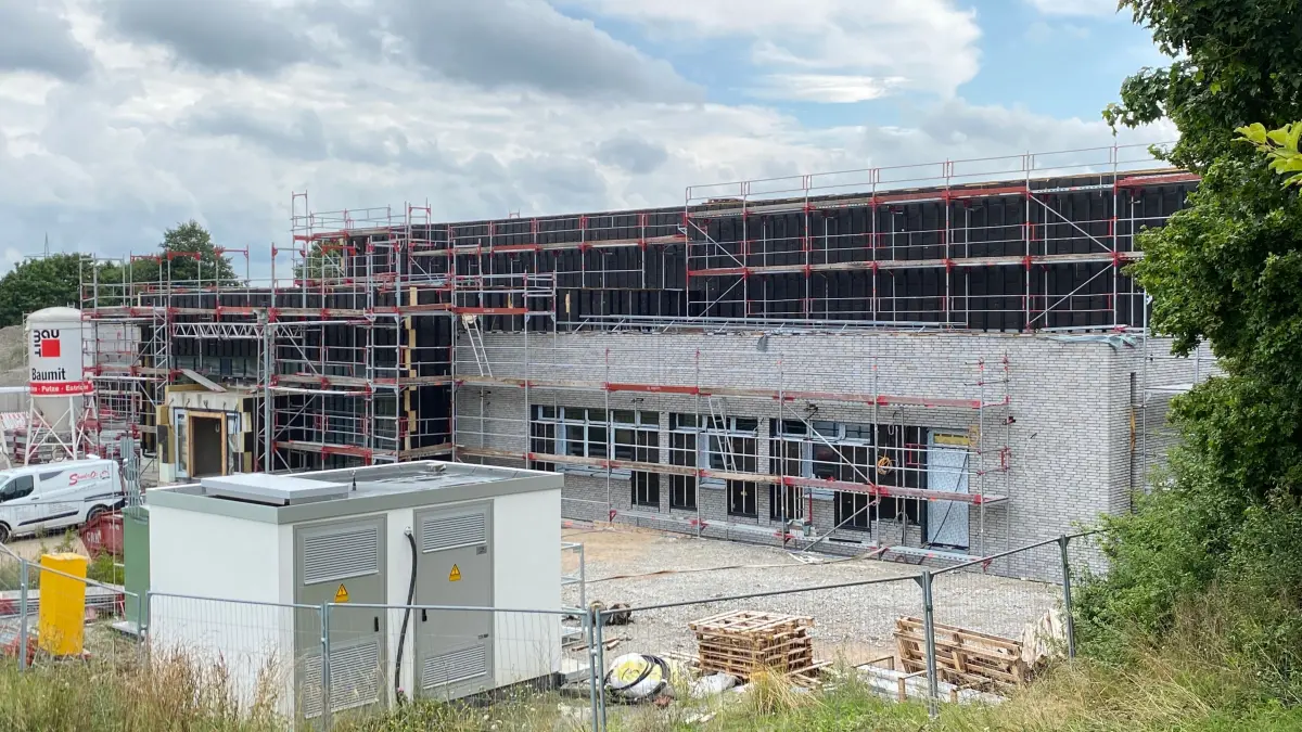Der Neubau des Hallenbads ist aktuell die größte Investition der Stadtwerke Crailsheim. Während die meisten Arbeiten im Inneren durchgeführt werden, lässt sich jetzt auch außen der Baufortschritt ablesen: Die Fassadenarbeiten haben begonnen.