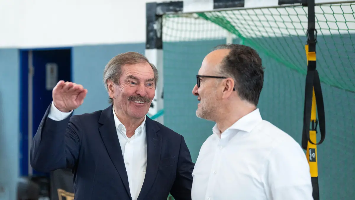 GER, Tigers Tuebingen, Trainingsauftakt, 2. Basketball Bundesliga ProA, Saison 2025/2026, 07.08.2025 : Prof. Dr. Michael Bamberg (Vorstandsvorsitzender ProBasket Tuebingen AG) spricht mit Stefan Herrmann (Vorstand ProBasket Tuebingen AG),
GER, Tigers Tuebingen, Trainingsauftakt, 2. Basketball Bundesliga ProA, Saison 2025/2026, 07.08.2025
Foto: Eibner-Pressefoto/Michael Memmler