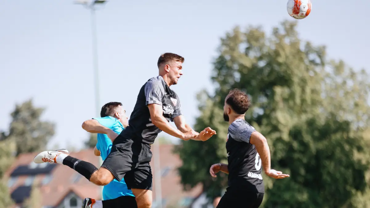 Fußball, Landesliga Staffel 4, Erster Spieltag, Türkspor Neu-Ulm (schwarz) gegen FC Srbija Ulm (blau)