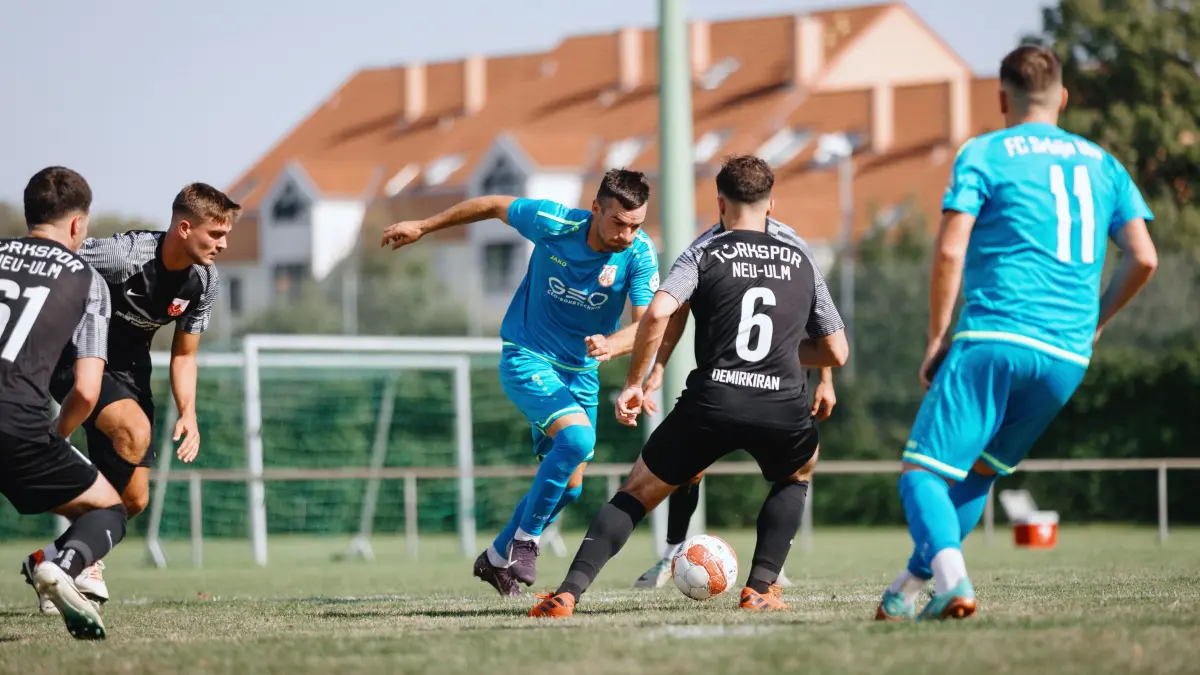 Fußball, Landesliga Staffel 4, Erster Spieltag, Türkspor Neu-Ulm (schwarz) gegen FC Srbija Ulm (blau)