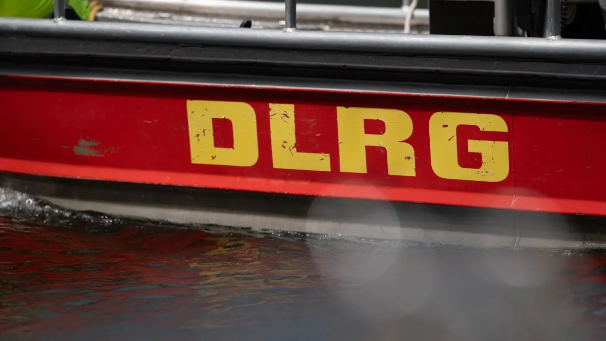 Deutsche Lebens-Rettungs-Gesellschaft DLRG: ARCHIV - 15.05.2025, Baden-Württemberg, Stuttgart: Das Logo der Deutsche Lebens-Rettungs-Gesellschaft (DLRG) auf einem Boot. (zu dpa: «Tödlicher Unfall am Baggersee») Foto: Markus Lenhardt/dpa +++ dpa-Bildfunk +++