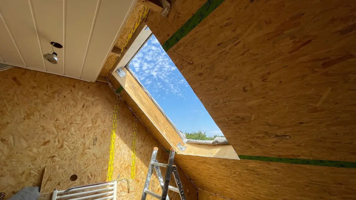 Eine Fensteröffnung ohne Fenster: ILLUSTRATION - Fehlen beim Bau oder einer Sanierung zeitweise Fenster oder Türen, steigt die Gefahr für Einbruch oder Vandalismus. (zu dpa: «Sanieren mit Plan: Diese Versicherungen braucht’s») Foto: Alexander Ludwig/dpa-tmn - Honorarfrei nur für Bezieher des dpa-Themendienstes +++ dpa-Themendienst +++