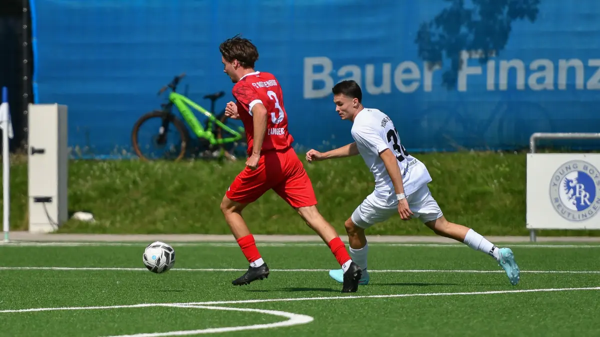 Young Boys Reutlingen vs. FC Rottenburg, Fussball, Verbandsliga Wuerttemberg, 1. Spieltag, Saison 2024/2025, 10.08.2025: Raphael Langer (FC Rottenburg, #03) auf dem Weg zum 2:2, Markus Wagner (Young Boys Reutlingen, #30) kommt zu spaet
Young Boys Reutlingen vs. FC Rottenburg, Ergebnis: 3:2, Fussball, Verbandsliga Wuerttemberg, 1. Spieltag, Saison 2024/2025, 10.08.2025,
Foto: Eibner-Pressefoto/Ralph Kunze