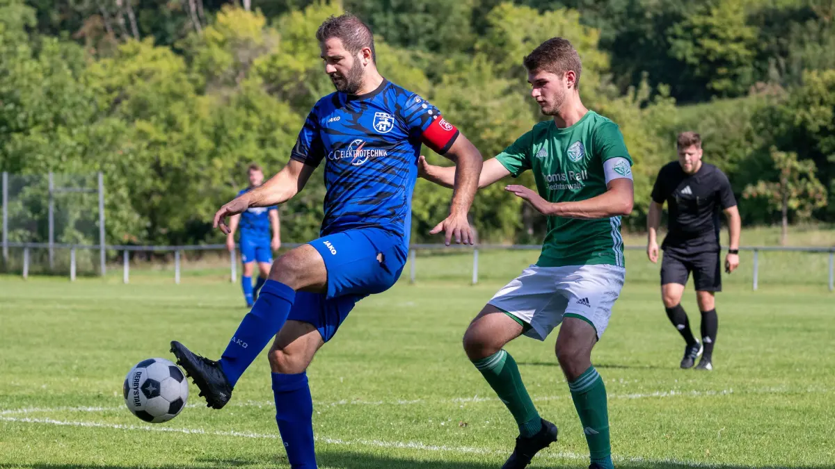 GER, SV Wurmlingen vs. TSV Hirschau, Fussball, Bezirkspokal, Baden-Wuerttemberg, Spielzeit 2025/2026, 10.08.2025: v.li. Cihan Canpolat (TSV Hirschau, #19), Jonas Neu (SV Wurmlingen, #06)
GER, SV Wurmlingen vs. TSV Hirschau, Fussball, Bezirkspokal, Baden-Wuerttemberg, Spielzeit 2025/2026, 10.08.2025,
Foto: Eibner-Pressefoto/Wolfgang Frank