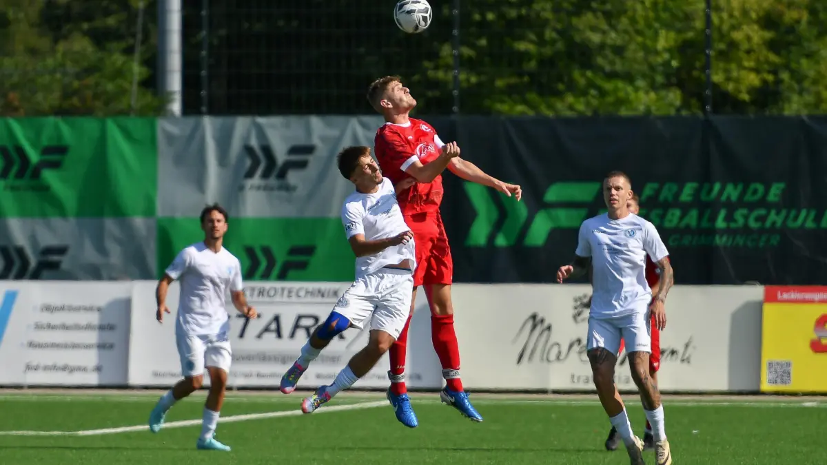 Young Boys Reutlingen vs. FC Rottenburg, Fussball, Verbandsliga Wuerttemberg, 1. Spieltag, Saison 2024/2025, 10.08.2025: Kopfballduell, Nick Heberle (FC Rottenburg, #16), Batuhan Tasdoegen (Young Boys Reutlingen, #16)
Young Boys Reutlingen vs. FC Rottenburg, Ergebnis: 3:2, Fussball, Verbandsliga Wuerttemberg, 1. Spieltag, Saison 2024/2025, 10.08.2025,
Foto: Eibner-Pressefoto/Ralph Kunze