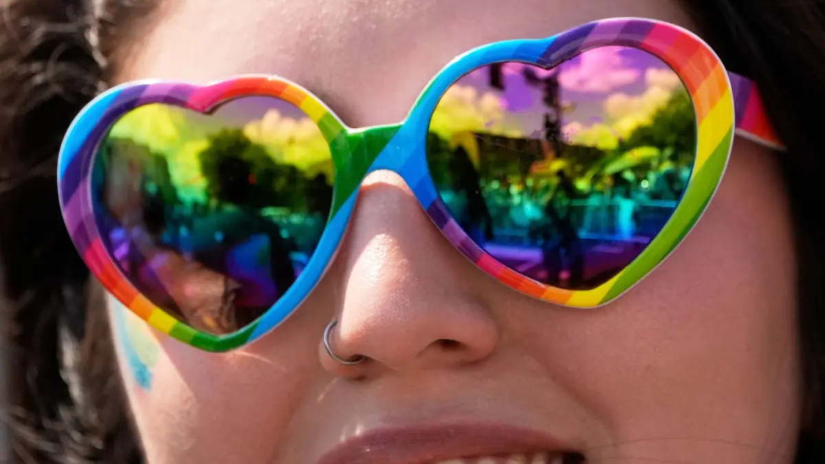 Jährliche Pride-Parade in Washington: ARCHIV - 07.06.2025, USA, Washington: Eine Person trägt eine Sonnenbrille mit Rahmen in Form von Herzen. (zu dpa: «Warum Sonnenbrillen wichtig für den Schutz der Augen sind») Foto: Alex Brandon/AP/dpa +++ dpa-Bildfunk +++