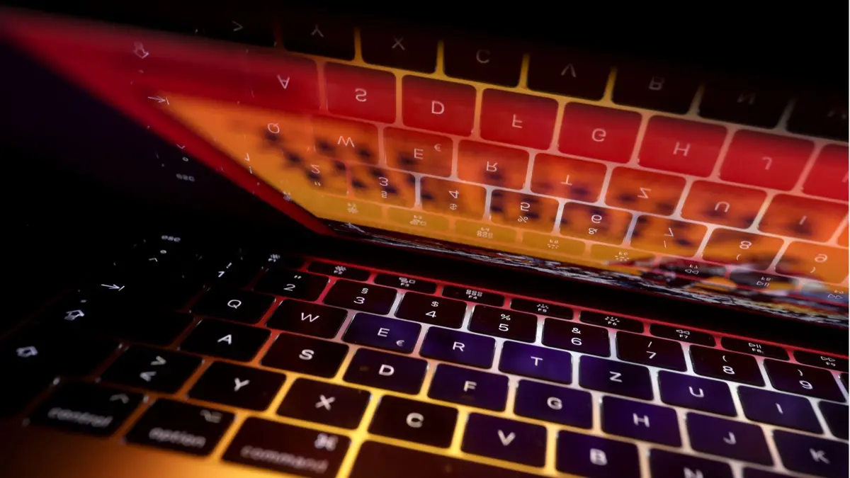 ILLUSTRATION - 28.03.2023, Bayern, Kempten: Die Tastatur eines Laptops spiegelt sich auf dem Bildschirm des Computers (zu dpa: Internetbetrug: «Polizei nimmt Mann in Brandenburg fest»). (zu dpa: «Internetbetrug: Polizei nimmt Mann in Brandenburg fest») Foto: Karl-Josef Hildenbrand/dpa +++ dpa-Bildfunk +++