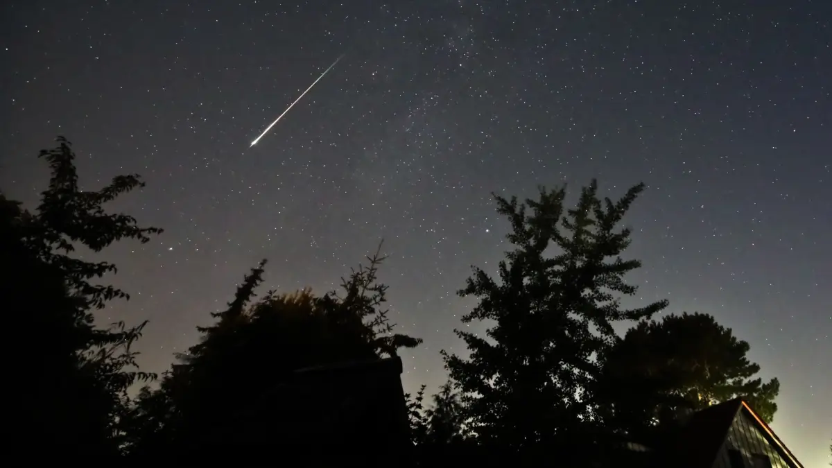 Perseiden: ARCHIV - 13.08.2023, Schleswig-Holstein, Neumünster: Ein Perseidenmeteor zieht über den Himmel. (zu dpa: «Perseiden-Nächte: Sternschnuppen-Schauer erreicht Höhepunkt») Foto: Marco A. Ludwig/dpa +++ dpa-Bildfunk +++